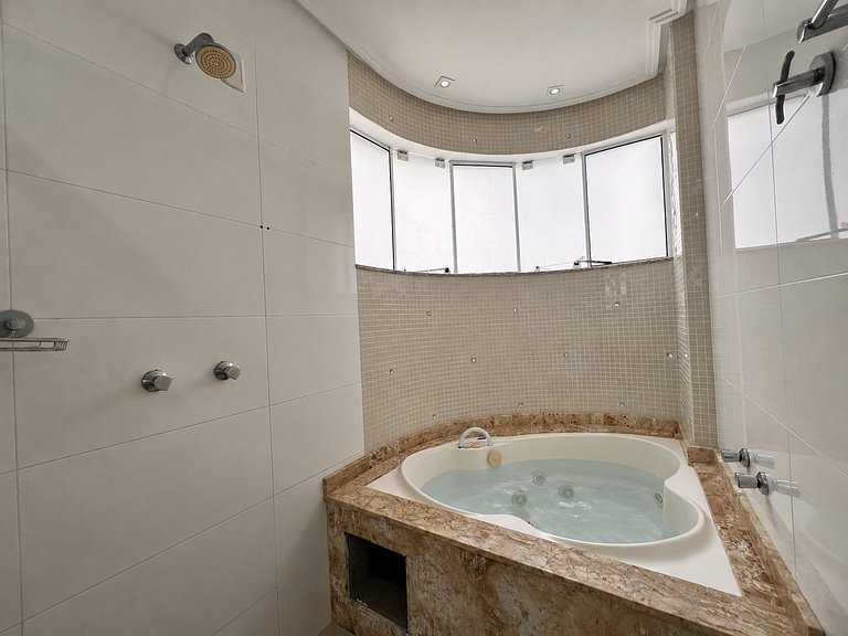 Apartamento 4 suítes a 100 m do mar!