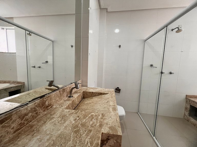 Apartamento 4 suítes a 100 m do mar!