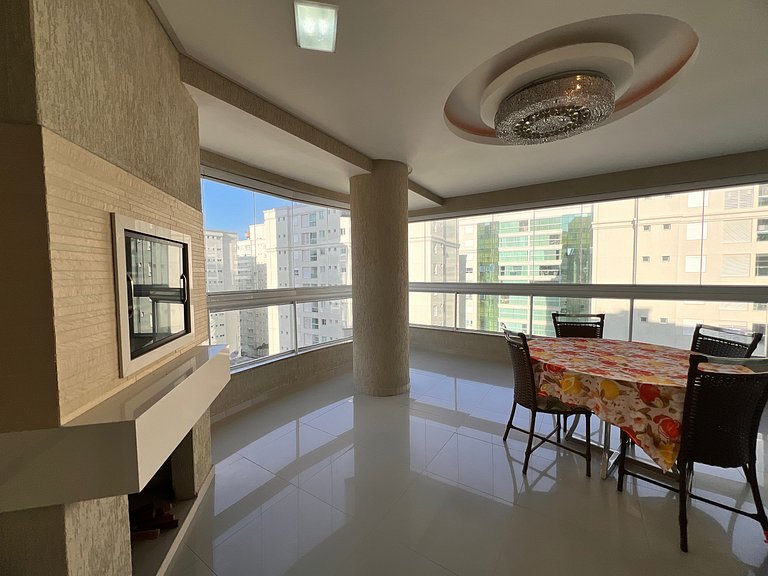 Apartamento 4 suítes a 100 m do mar!