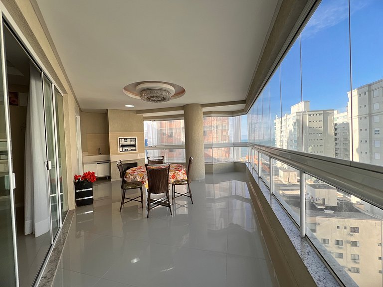 Apartamento 4 suítes a 100 m do mar!
