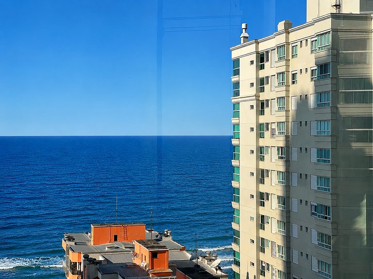 Apartamento 4 suítes a 100 m do mar!