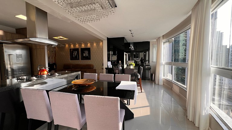Apartamento com 3 suítes a 70 metros do mar!
