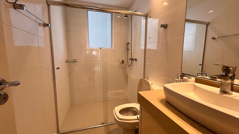 Apartamento com 3 suítes a 70 metros do mar!