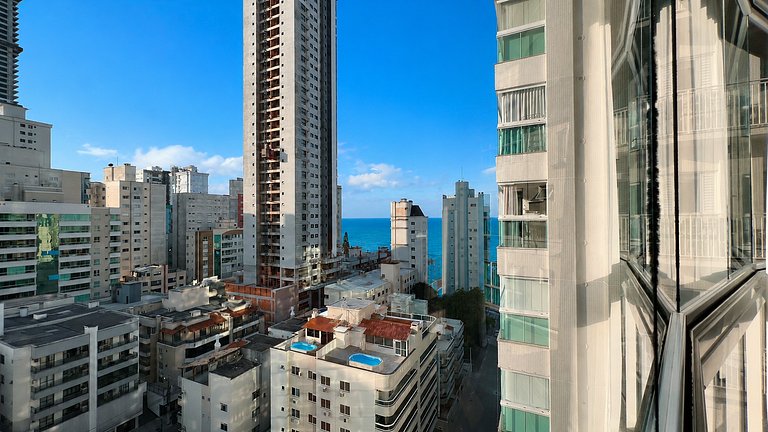 Apartamento com 3 suítes a 70 metros do mar!