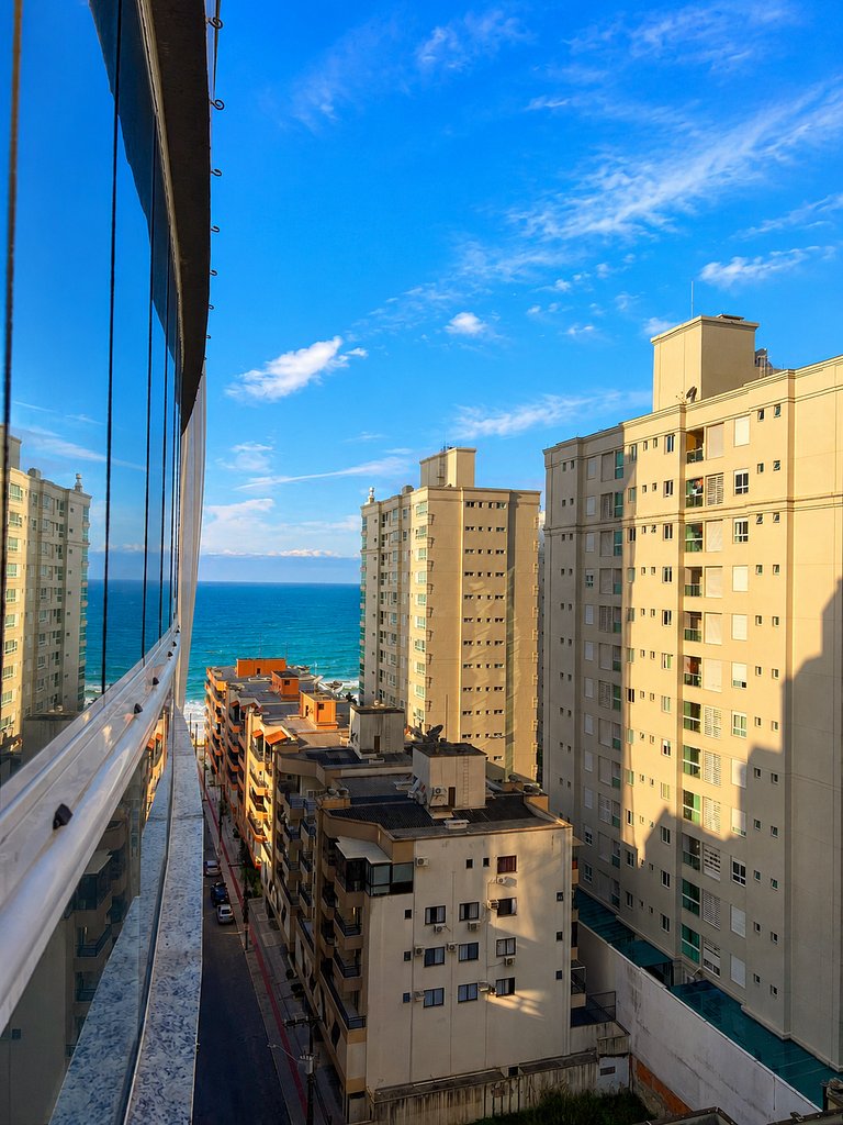 Apto com 3 suítes a apenas 70 metros do mar