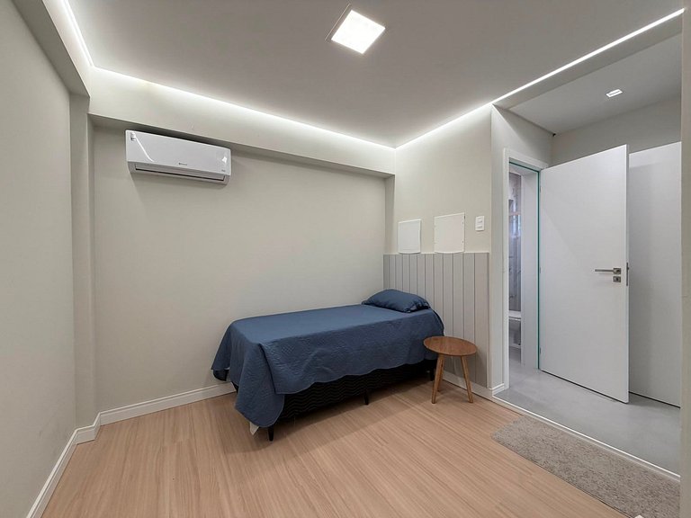 Apto com 2 suites, a 200 mts do mar