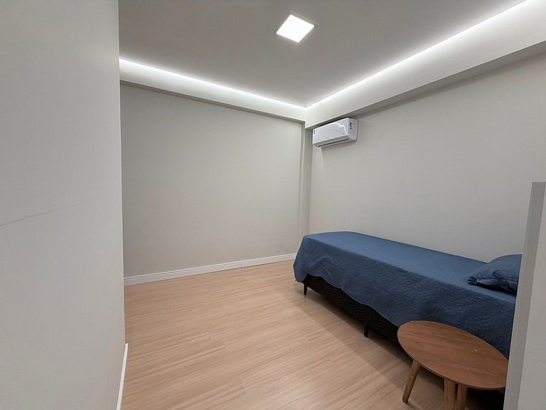 Apto com 2 suites, a 200 mts do mar
