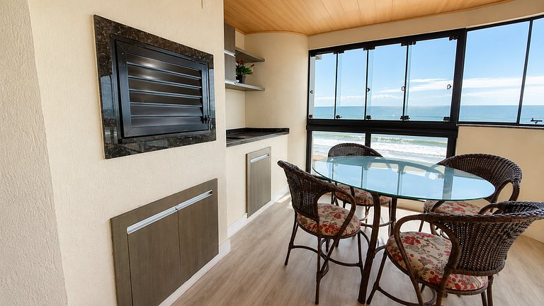 Apartamento Frente Mar em Meia Praia.