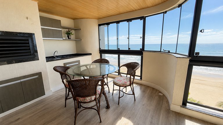 Apartamento Frente Mar em Meia Praia.