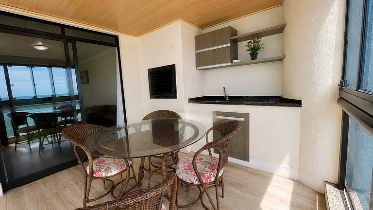 Apartamento Frente Mar em Meia Praia.