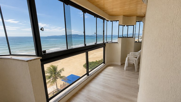 Apartamento Frente Mar em Meia Praia.