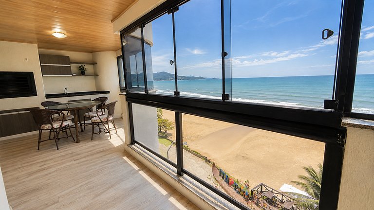 Apartamento Frente Mar em Meia Praia.