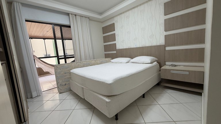 Apartamento Espaçoso em Prédio Beira Mar