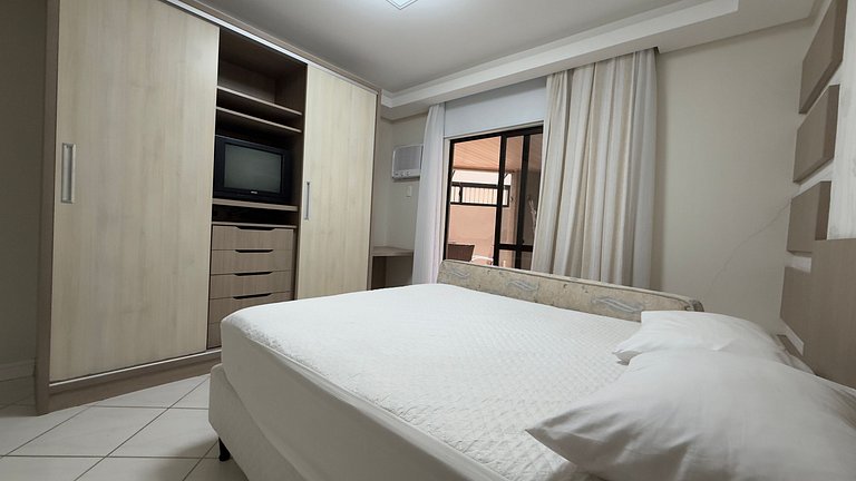 Apartamento Espaçoso em Prédio Beira Mar