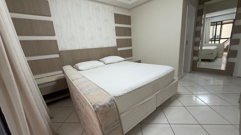 Apartamento Espaçoso em Prédio Beira Mar