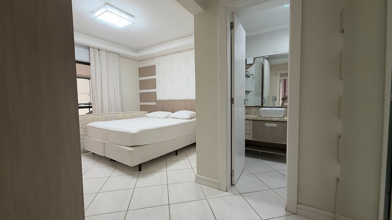 Apartamento Espaçoso em Prédio Beira Mar