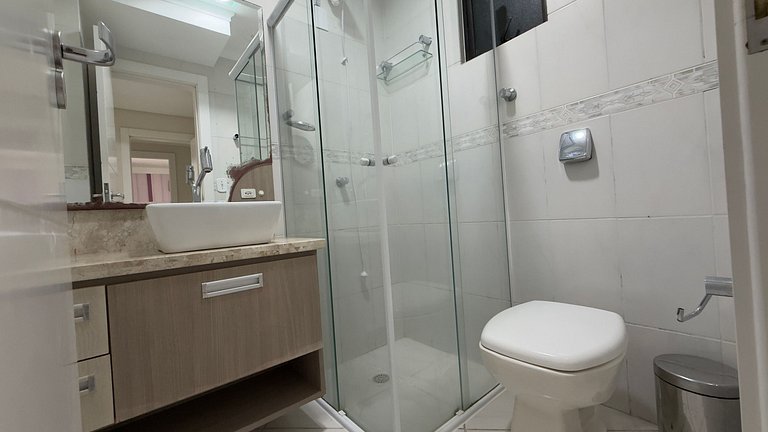 Apartamento Espaçoso em Prédio Beira Mar