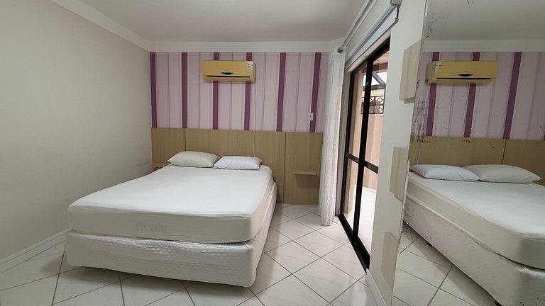 Apartamento Espaçoso em Prédio Beira Mar