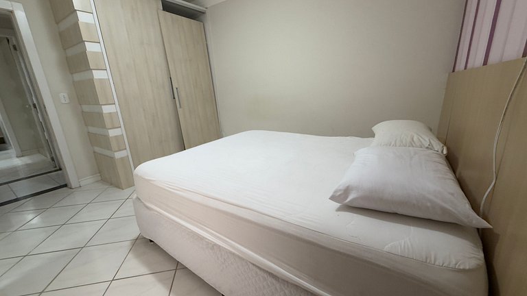 Apartamento Espaçoso em Prédio Beira Mar