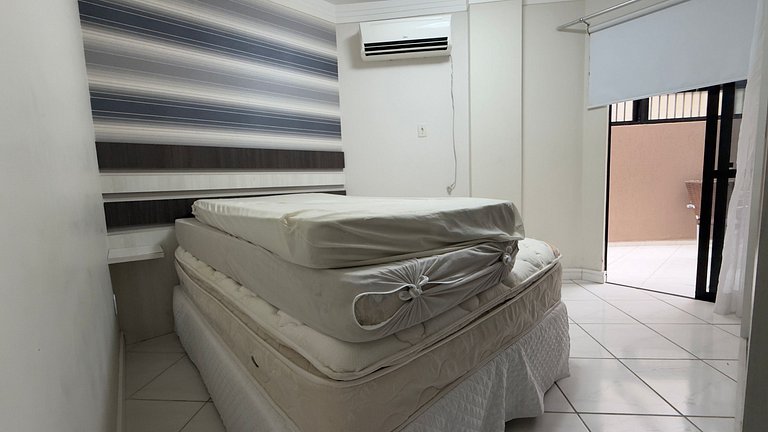 Apartamento Espaçoso em Prédio Beira Mar