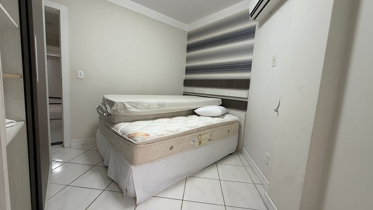 Apartamento Espaçoso em Prédio Beira Mar
