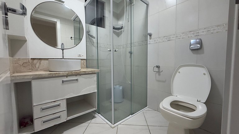 Apartamento Espaçoso em Prédio Beira Mar