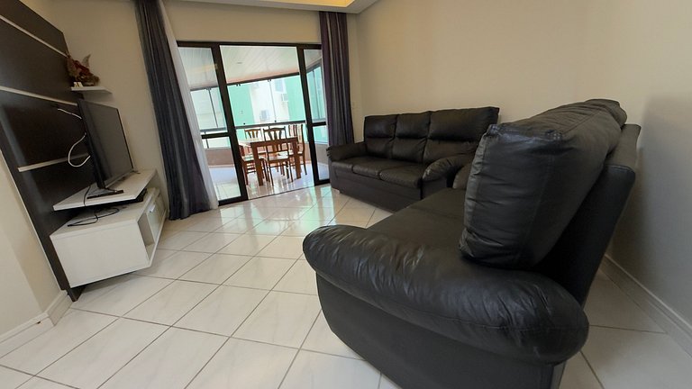 Apartamento Espaçoso em Prédio Beira Mar