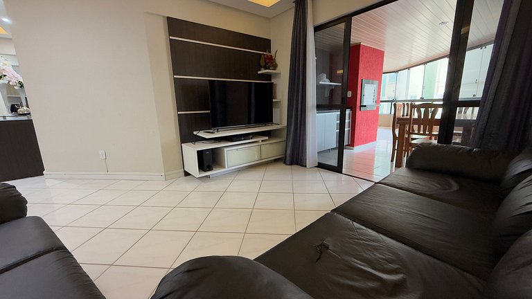 Apartamento Espaçoso em Prédio Beira Mar