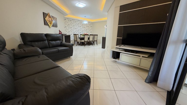 Apartamento Espaçoso em Prédio Beira Mar