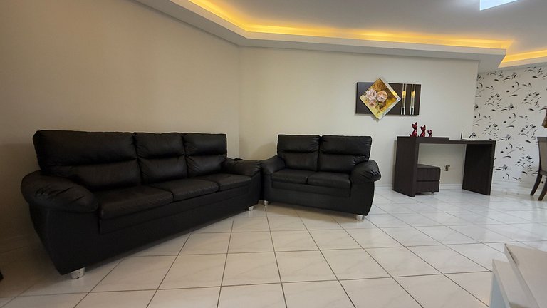 Apartamento Espaçoso em Prédio Beira Mar