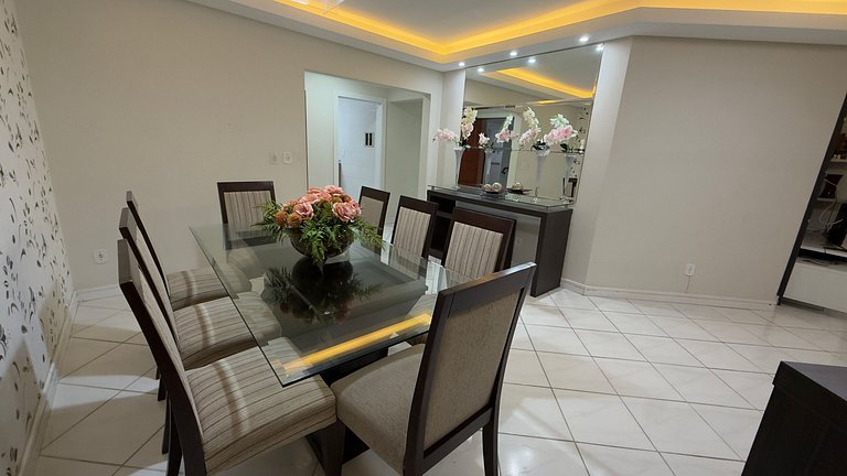 Apartamento Espaçoso em Prédio Beira Mar