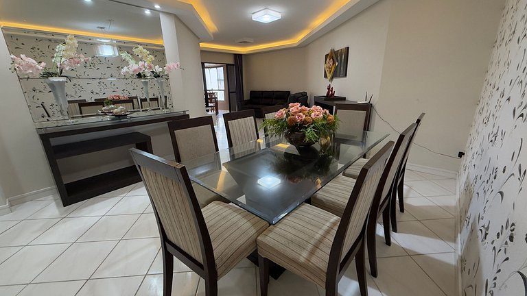 Apartamento Espaçoso em Prédio Beira Mar