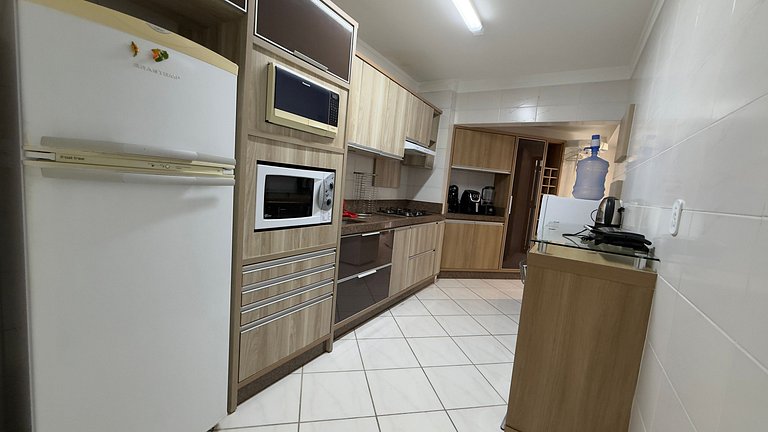 Apartamento Espaçoso em Prédio Beira Mar