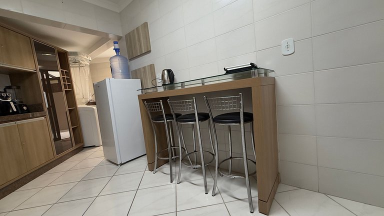Apartamento Espaçoso em Prédio Beira Mar
