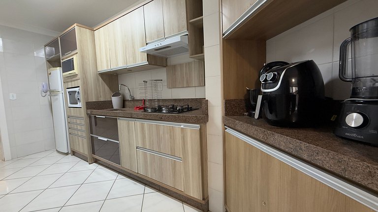 Apartamento Espaçoso em Prédio Beira Mar