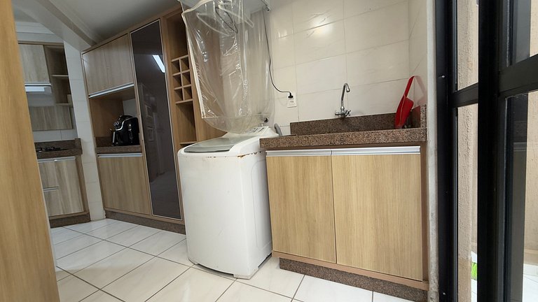 Apartamento Espaçoso em Prédio Beira Mar