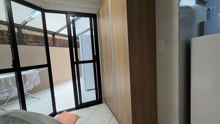 Apartamento Espaçoso em Prédio Beira Mar