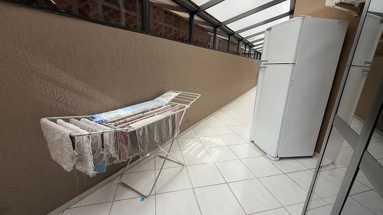 Apartamento Espaçoso em Prédio Beira Mar
