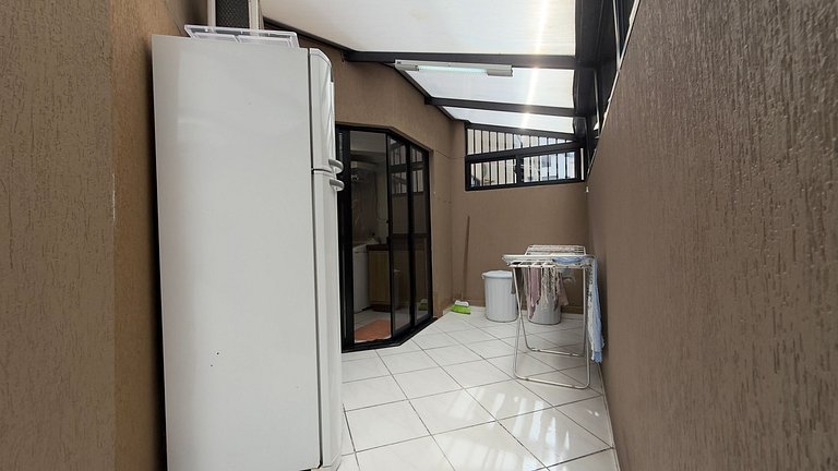 Apartamento Espaçoso em Prédio Beira Mar