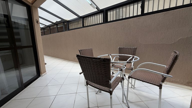 Apartamento Espaçoso em Prédio Beira Mar