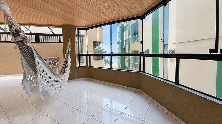 Apartamento Espaçoso em Prédio Beira Mar