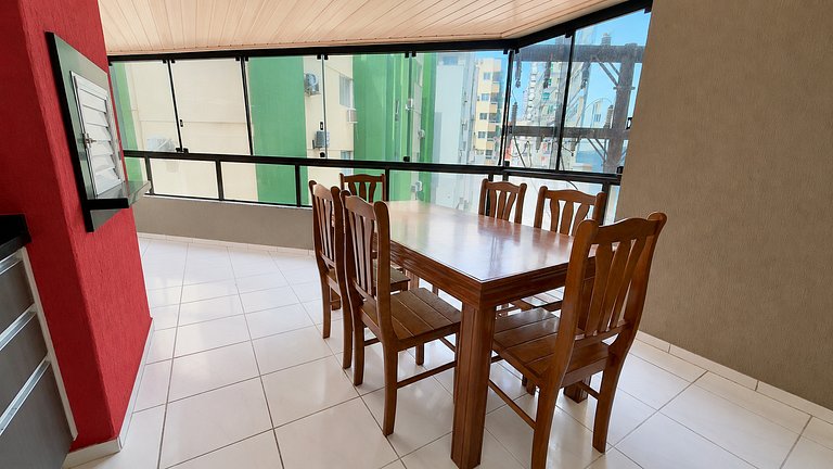 Apartamento Espaçoso em Prédio Beira Mar