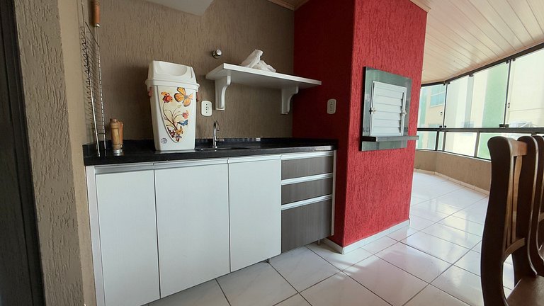 Apartamento Espaçoso em Prédio Beira Mar