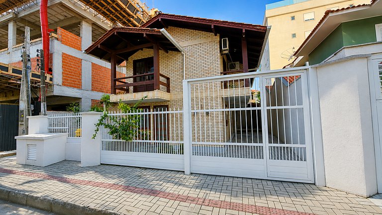 Duplex em Bombinhas a 400 metros do mar